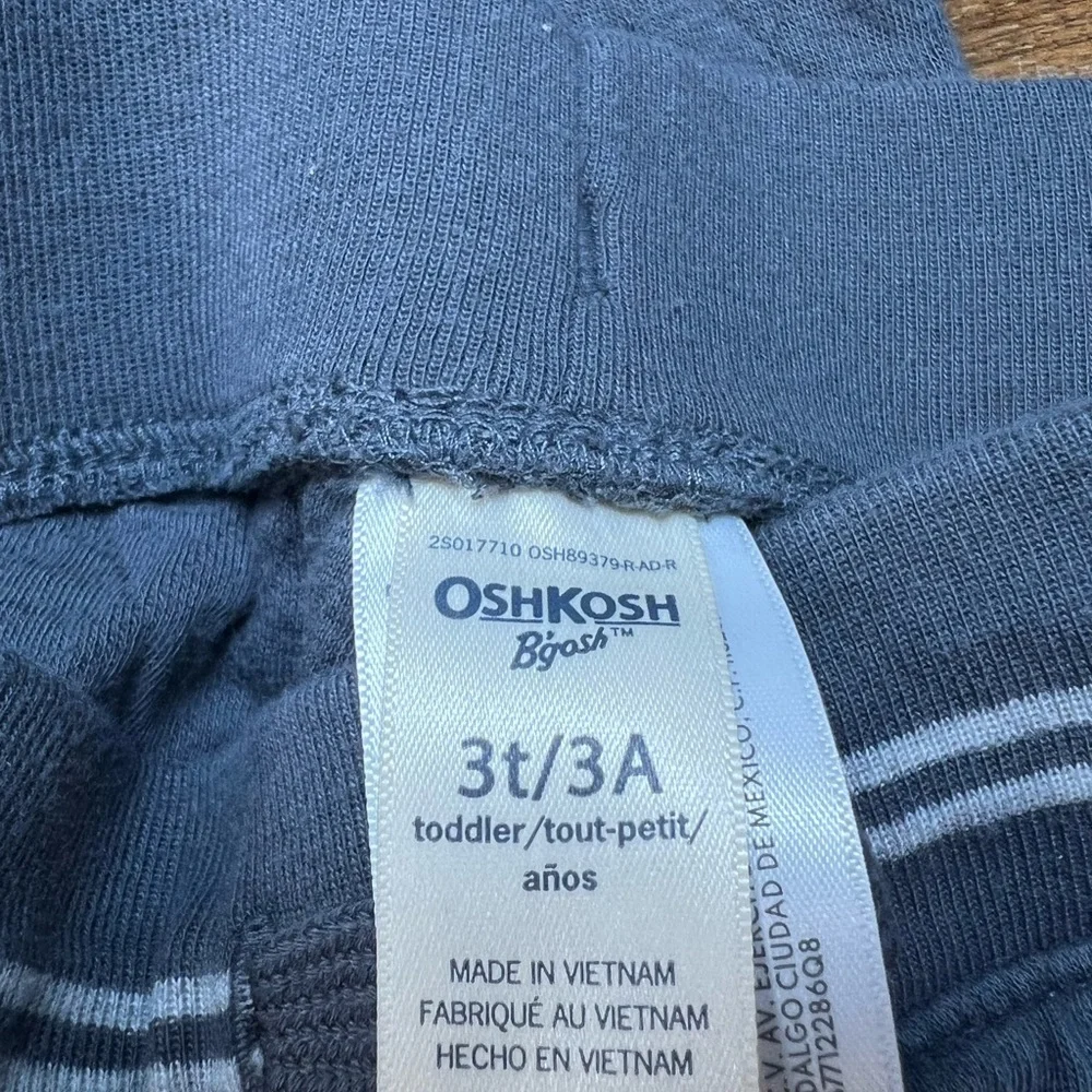 OshKosh B'gosh Gray Size 3T Comfy Athletic Set Zip-up jacket, shirt & Joggers